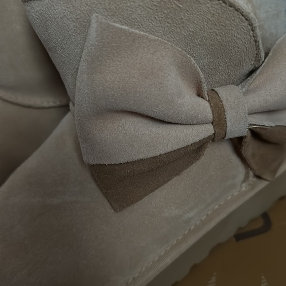 Beige bow uggs - Picture 2 of 3